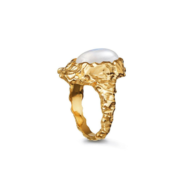 The moonstone goddess ring with the moonstone shows a sculptural gold ring with a round stone in the center. Model 35351a-35351a-001-2