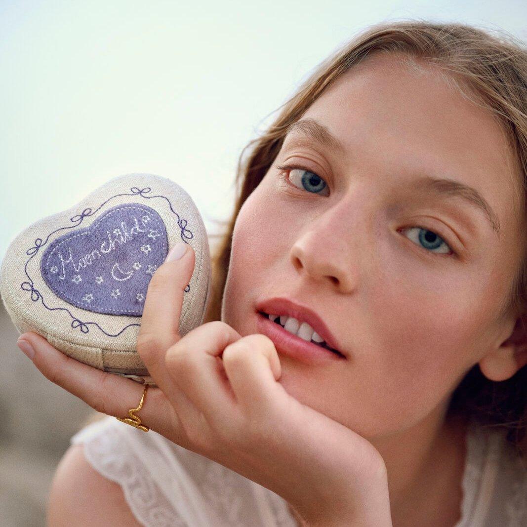 maanesten-heart-jewelry-box-sand-jewelry box held by woman, heart-shaped box in light shades. Model 4019-1