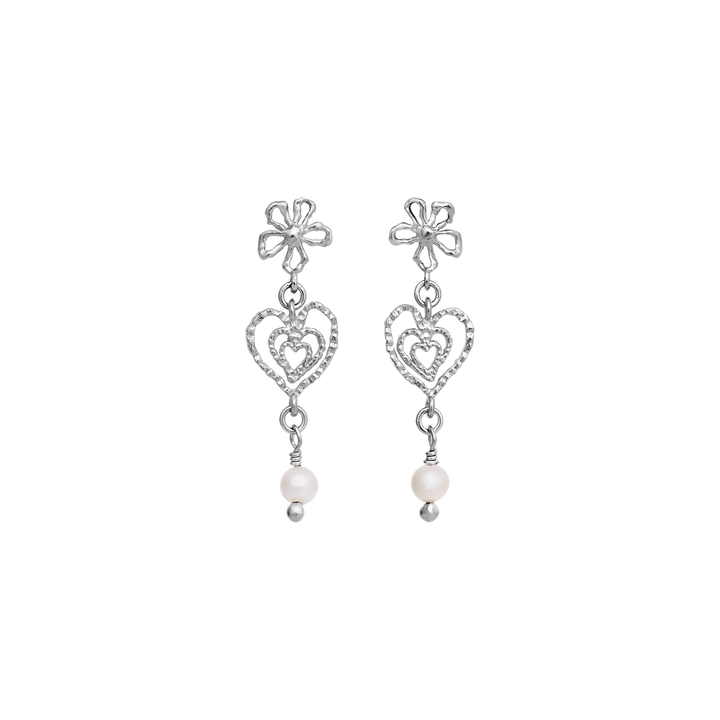 maanesten-izabel-solve-heart-earrings shows silver earrings with heart and pearl detail, Model 10097c-1