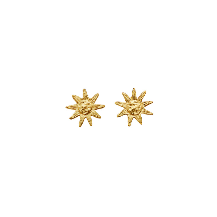 Maanesten June gold-plated sun stud earrings, sun-shaped design in shiny gold finish. Model 10004a.