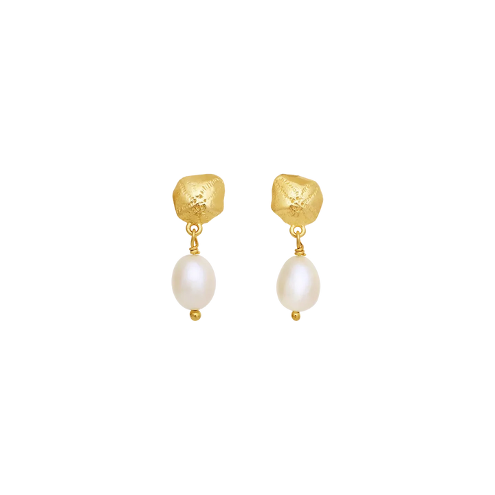 Maanesten Kioku gold-plated earrings with pearls, elegant and organic shapes in gold and white. Model 10099a-1