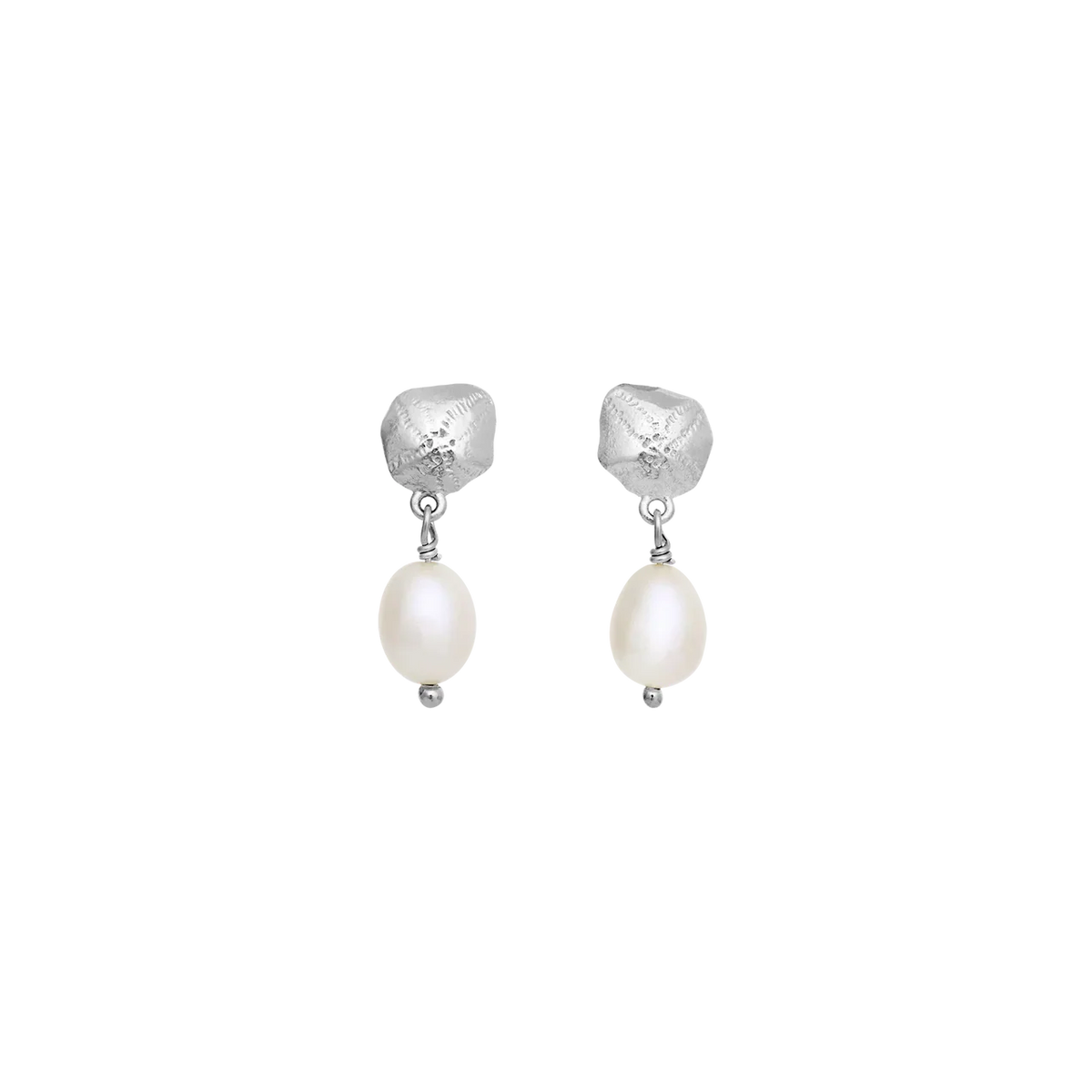 maanesten kioku silver earrings with pearls, elegant silver earrings with white freshwater pearls. Model 10099c