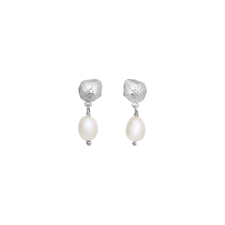 maanesten kioku silver earrings with pearls, elegant silver earrings with white freshwater pearls. Model 10099c
