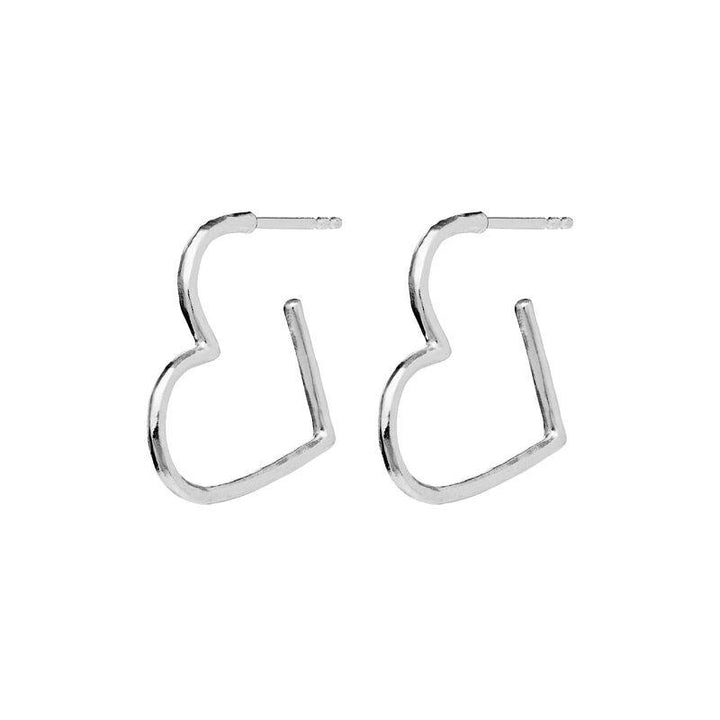 maanesten-laia-midi-solv-heart-earrings shows a pair of silver earrings in an open heart shape. Model 9962c-2