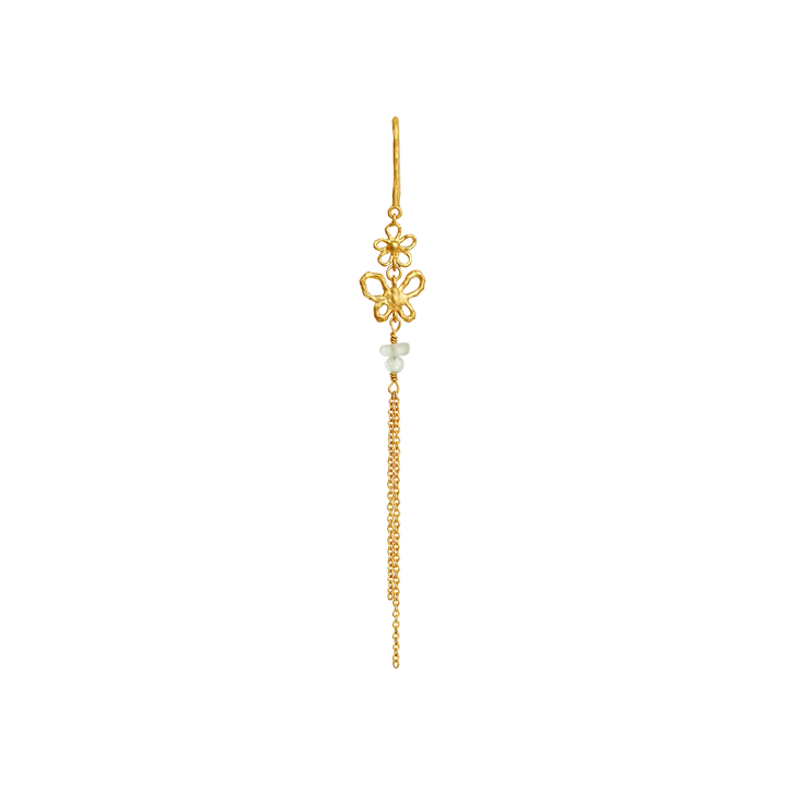 Maanesten-Livia-Single-Kaedeorring-Gold Plated is shown in detail with golden surface, flowers and long chain. Model 10120a-1