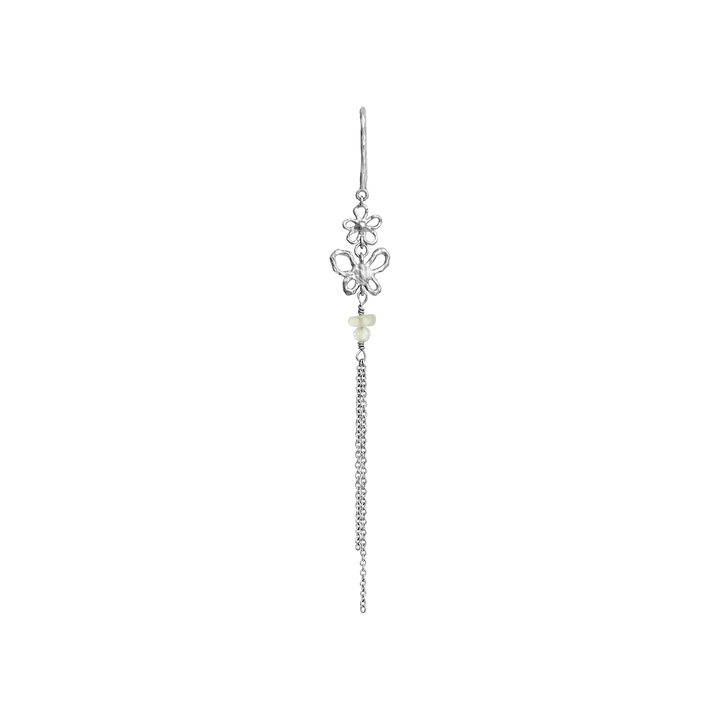 Maanesten Livia Single Chain Earring Silver shows a delicate silver earring with flowers and chain. Model 10120c-1