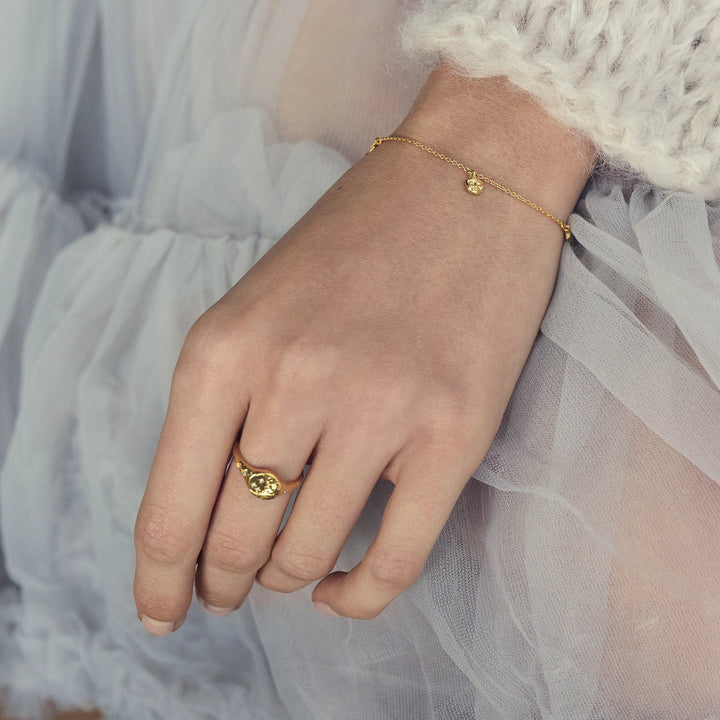 Maanesten Lysander gold-plated bracelet appears on hand in feminine, light vamp and tulle. Model 8691a-2