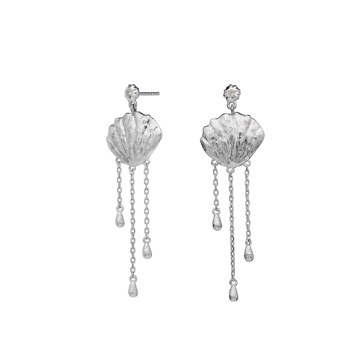 maanesten-meena-solve-earrings-with-shell, silver earrings with shell and chains. Model 9986c-1