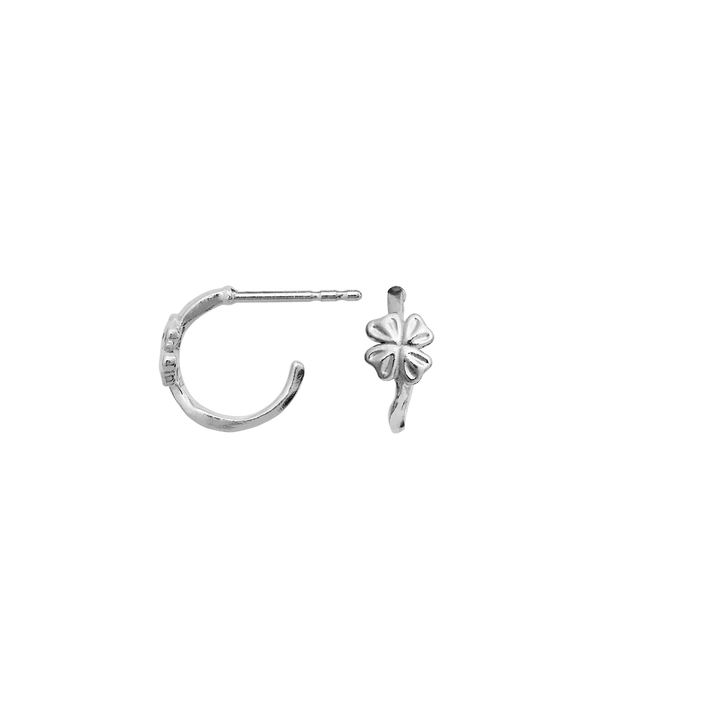 Maanesten Nadine Earrings Silver shows a set of elegant silver hoops with a floral motif. Model 10105c