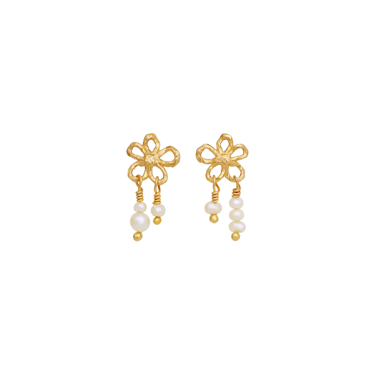 maanesten-nicola-gold-plated-flower earrings with fine flower details and hanging pearls in gold, Model 10106a-1