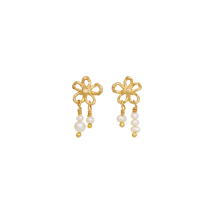 maanesten-nicola-gold-plated-flower earrings with fine flower details and hanging pearls in gold, Model 10106a-1