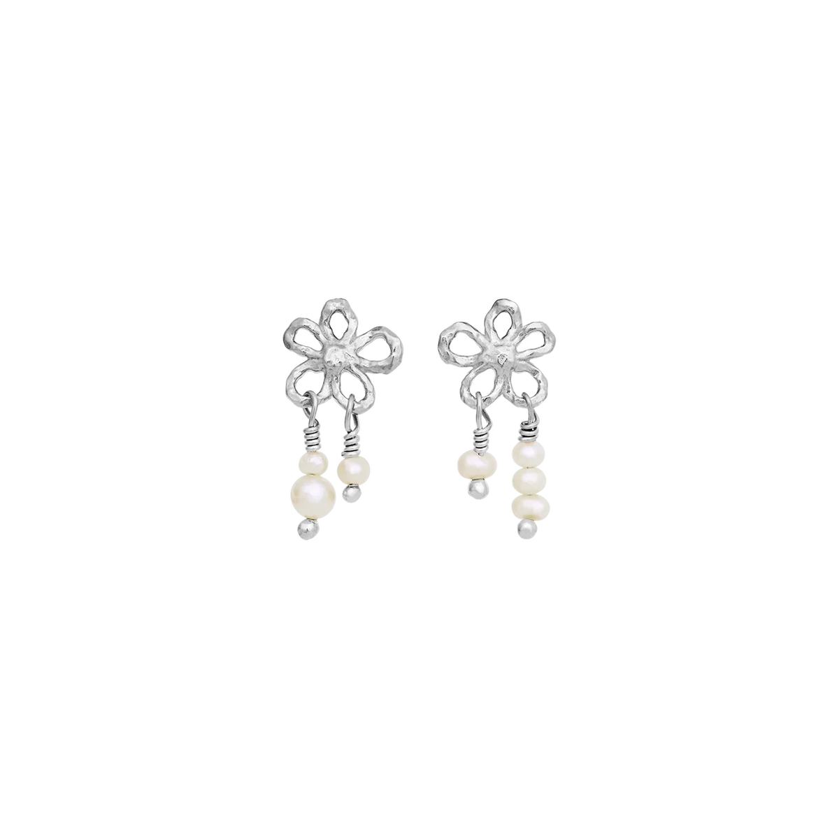 Maanesten Nicola Solv Flower Earrings shows two silver earrings with flowers and hanging pearls. Model 10106c-1.