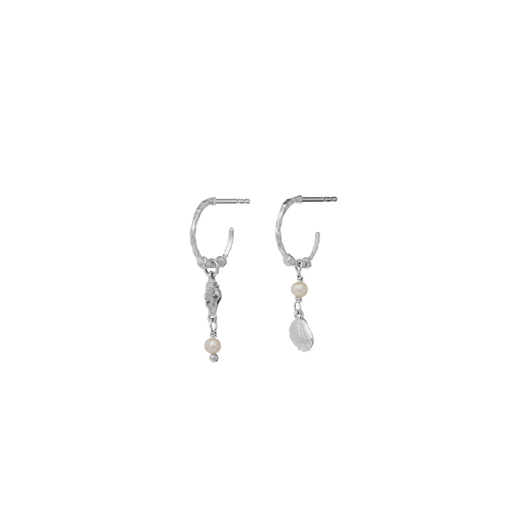 Maanesten Ophelia silver hoops with seashell motifs, glossy surface and pearl pendant. Model 9977c-1