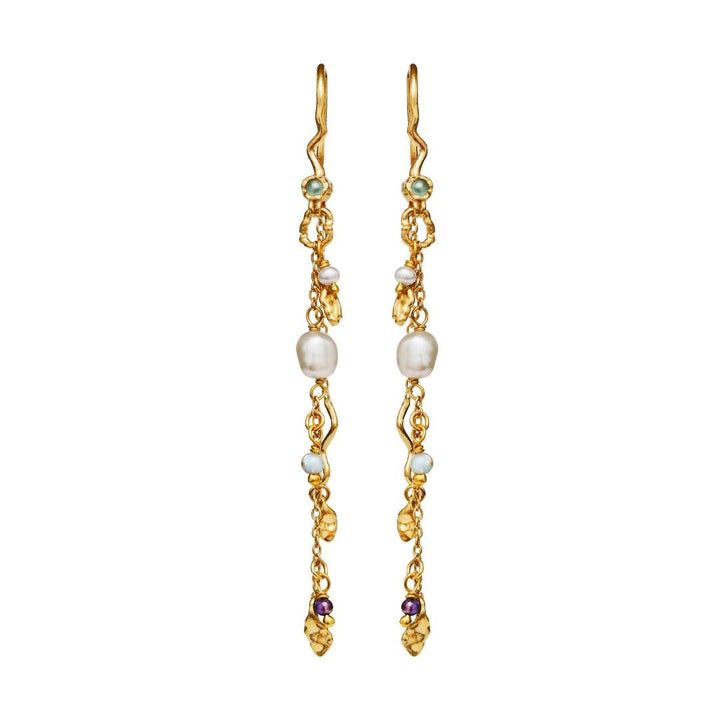 Maanesten Poppy Earrings gold-plated shows long, wavy earrings with pearls and colored stones, Model 9672a-9672a.