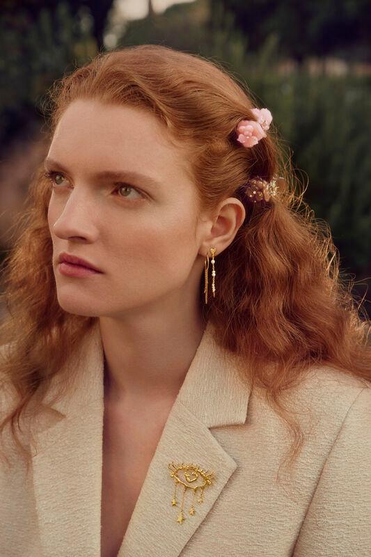 Maanesten Rohi Hair Claw Mocha in the hair of woman with wavy hair, beige jacket. Model 3999-one size