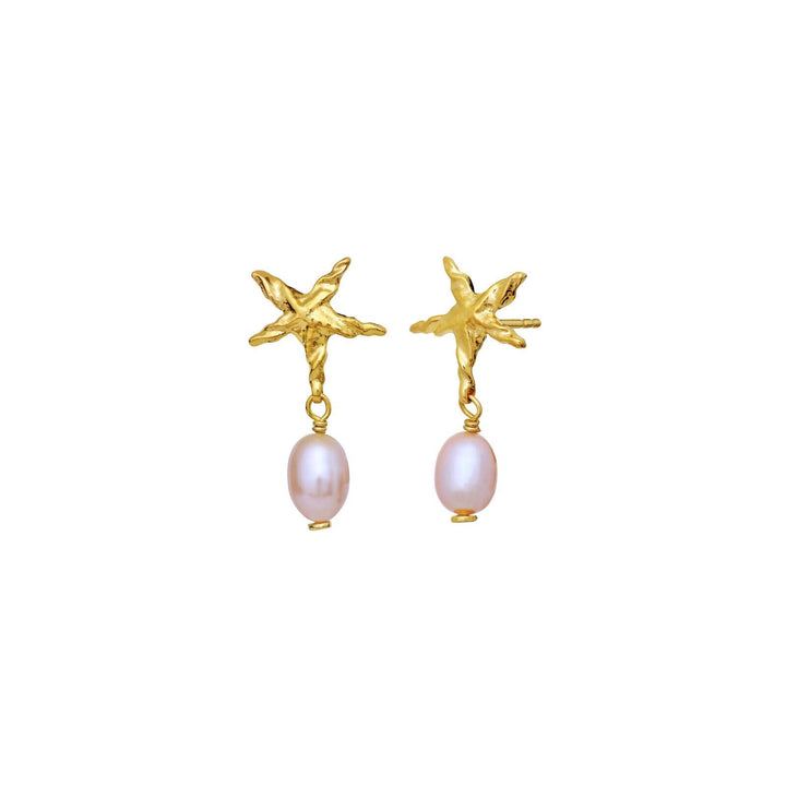 Maanesten Sandie earrings show gold-plated star-shaped design with pink freshwater pearl. Model 9874a