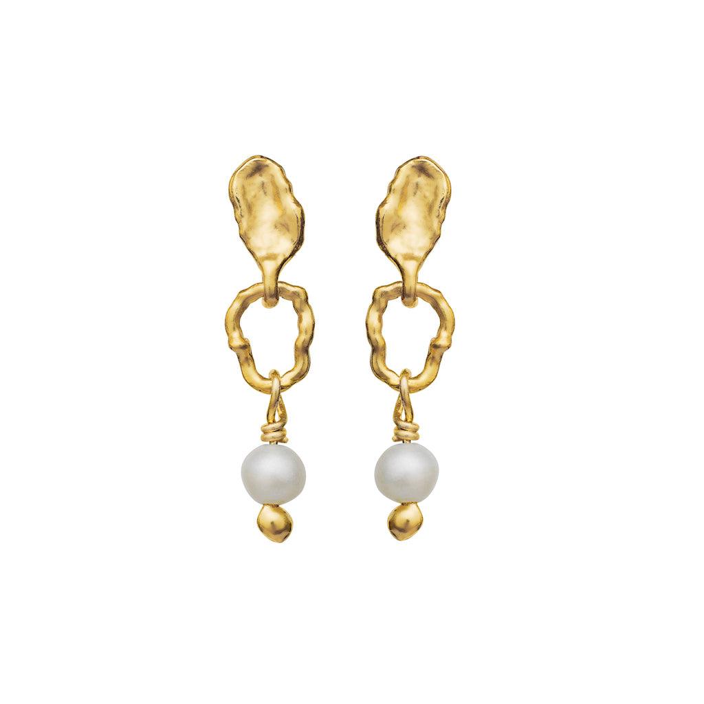 maanesten-seraphine-earrings-18kt-gold-plated shows a set of raw, gold-toned earrings with pearl pendants. Model 9728a-9728a-1