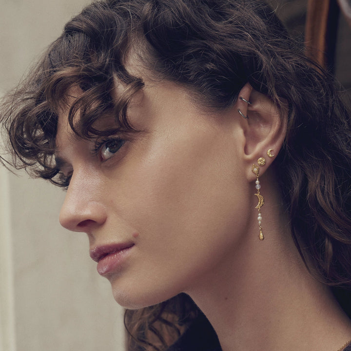 Maanesten Sissone gold-plated earrings worn on the ear, elegant design with pearls and crescent moon, Model 10033a