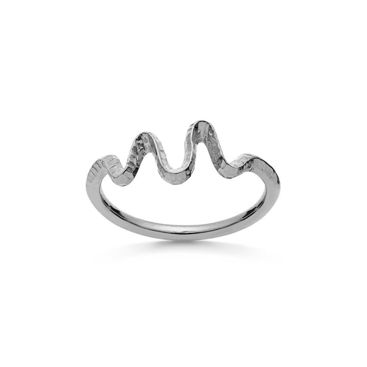 Maanesten Sonar silver ring with wavy, glossy surface seen from the front. Model 4727c-4727c-001
