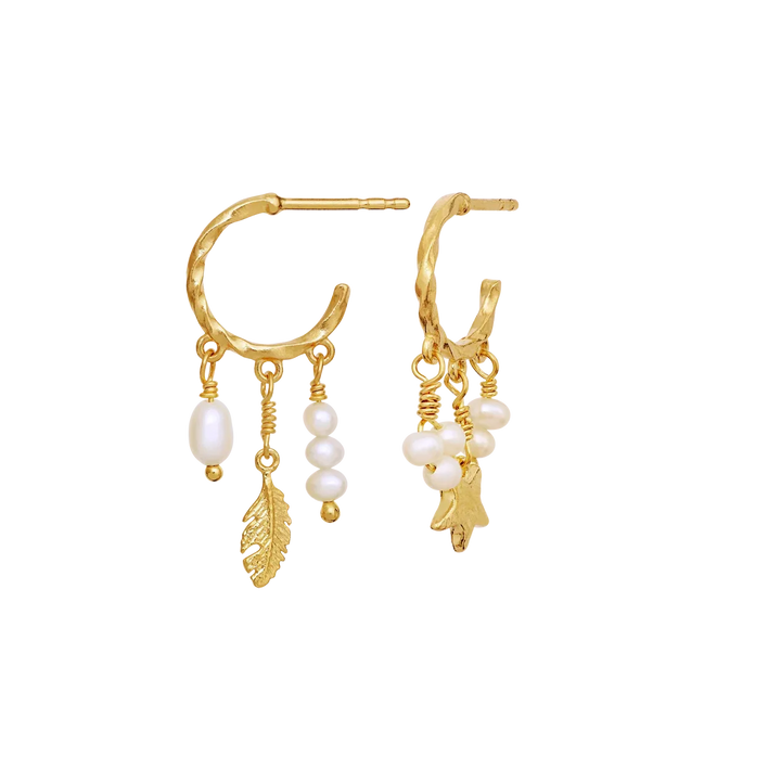 Maanesten Susu Earrings gold plated show a set of round hoops with dangling pearls and leaf pendants. Model 10112a