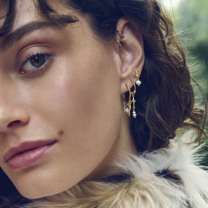 moonstone-tamina-gilded-earrings are worn by women, gold look and pearl details. Model 10022a-2