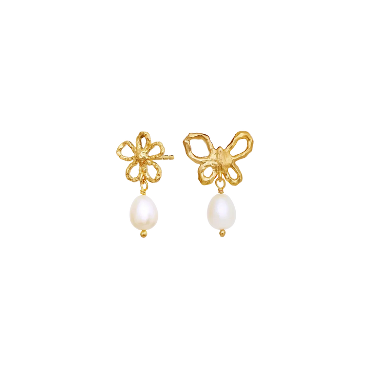 Maanesten Tonia gold-plated earrings with pearls, asymmetrical design with white freshwater pearls. Model 10114a-2