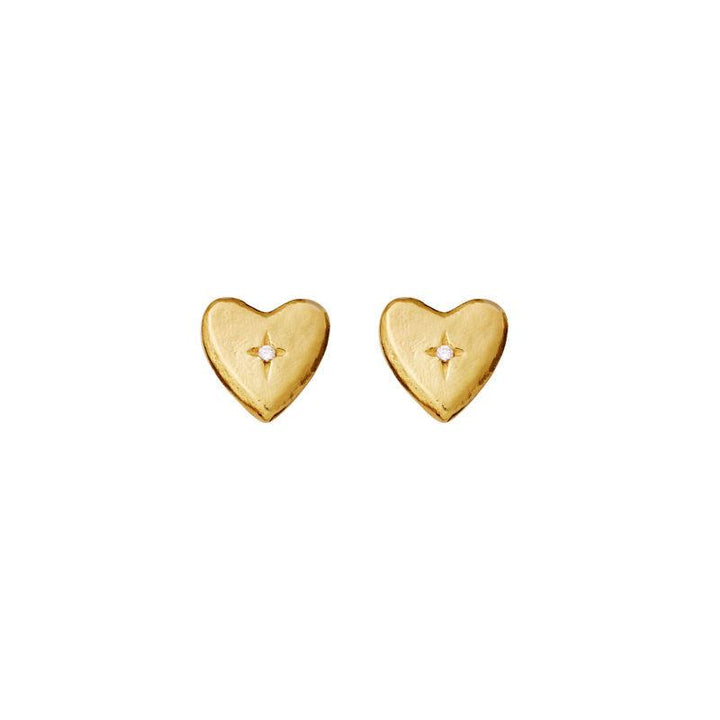 maanesten-tutu-earrings-gold-plated-heart-studs shows a pair of gold-colored heart studs with clear stones. Model 9943a-1