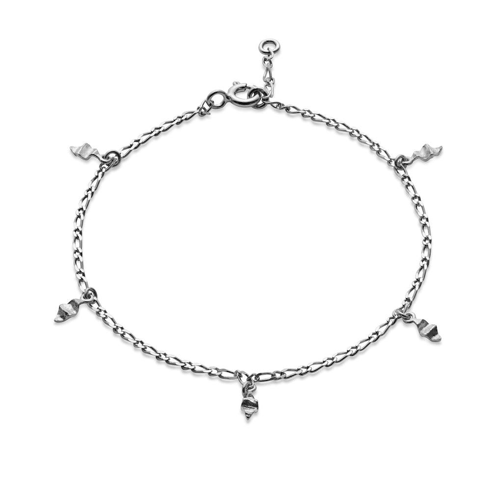 maanesten una small bracelet with small silver pendants in an elegant chain design on a white background. Model 8518c-8518c-1