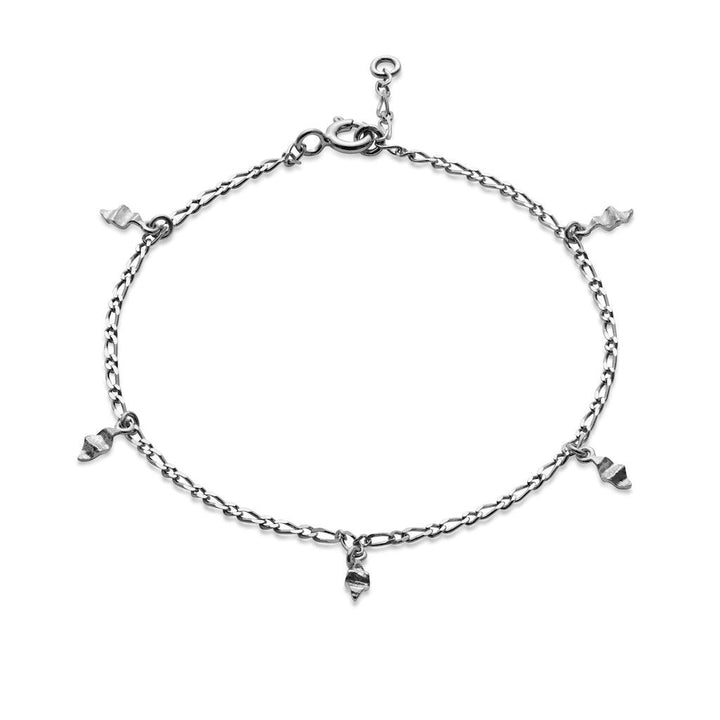 maanesten una small bracelet with small silver pendants in an elegant chain design on a white background. Model 8518c-8518c-1