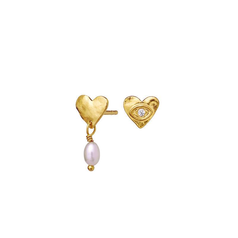 maanesten-vesta-ear studs-18kt-gold-plated-sol shows two heart-shaped gold-plated stud earrings, one with a pearl pendant and one with zirconia, Model 9838a-9838a-1.