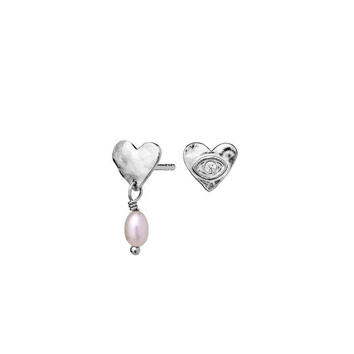 Maanesten Vesta Earrings in silver with heart-shaped details, pearl and zirconia. Model 9838c-9838c-1