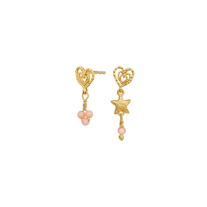 moonstone vibe gold-plated heart earrings with detail in pink pearl look on a neutral background. Model 10115a