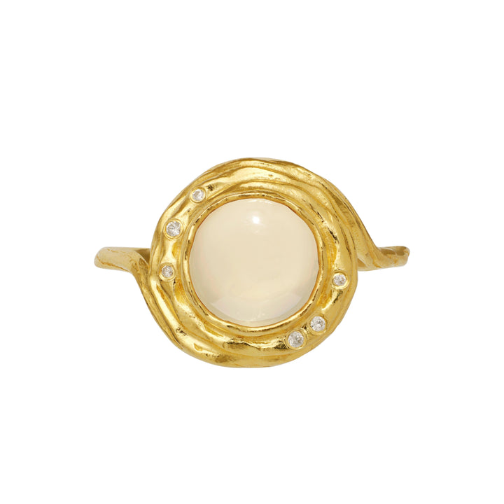 Maanesten Zahra gold-plated ring with round, white stone and small clear details, Model 4867a-001.