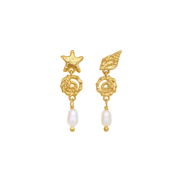 Maanesten Zumi Earrings gold-plated, detail image of the earrings with pearl and unique gold design. Model 10118a-1