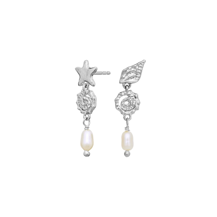 Maanesten Zumi silver earrings with asymmetrical design and white pearls, Model 10118c.