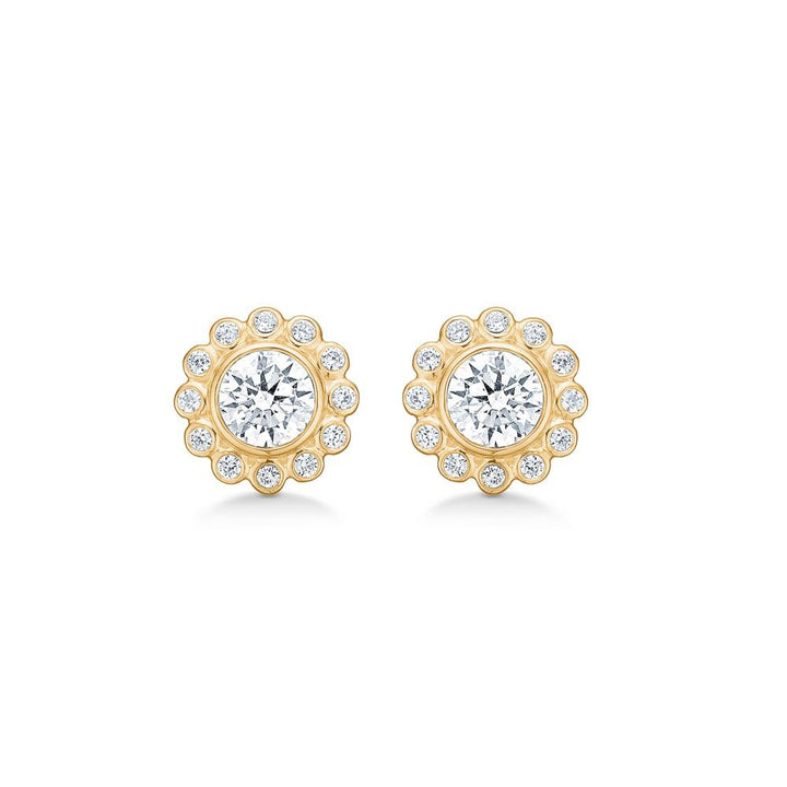 Mads Z 8kt Carmen earring with clear zirconia in gold finish, detailed floral motif. Model 3317046.