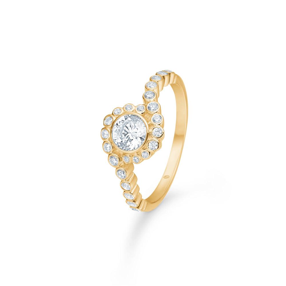 Mads Z 8kt Carmen Ring Zirconia with gold surface and clear stones, elegant detail. Model 3347046-001