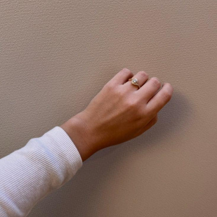 Mads Z 8kt Carmen Ring Zirkonia is worn on the hand, elegant gold look with sparkling stones. Model 3347046-001