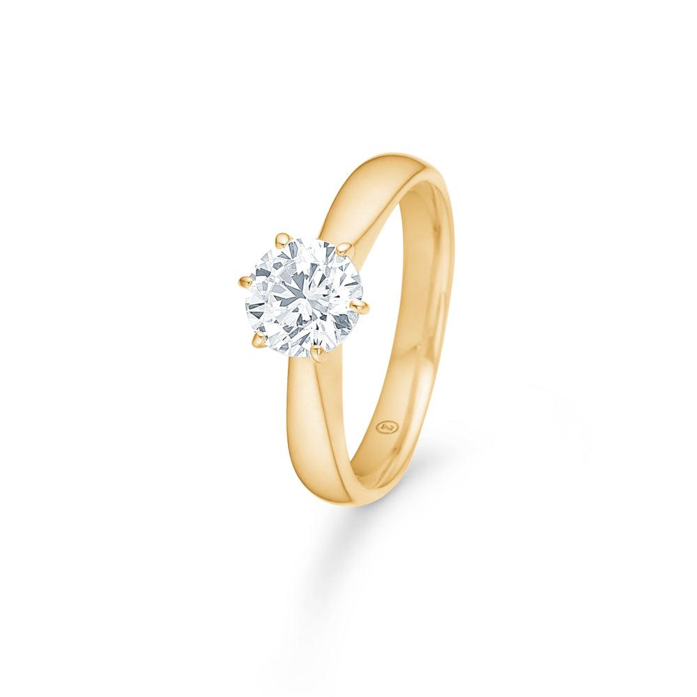Mads Z 8kt Cassiopeia ring zirconia with shiny gold look and large clear stone, Model 3347006-001
