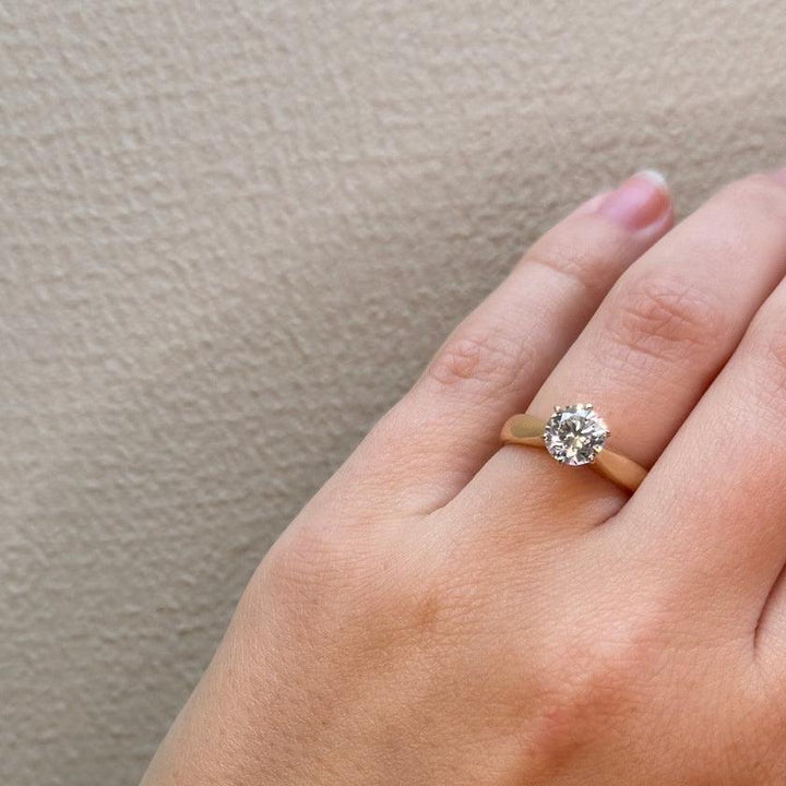 Mads Z 8kt Cassiopeia Ring Zirconia worn on hand, simple gold ring with clear stone. Model 3347006-001