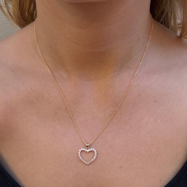 Mads Z 8kt Rhianna vedhæng med hjertemotiv i guld med sten, forside på model, 48042