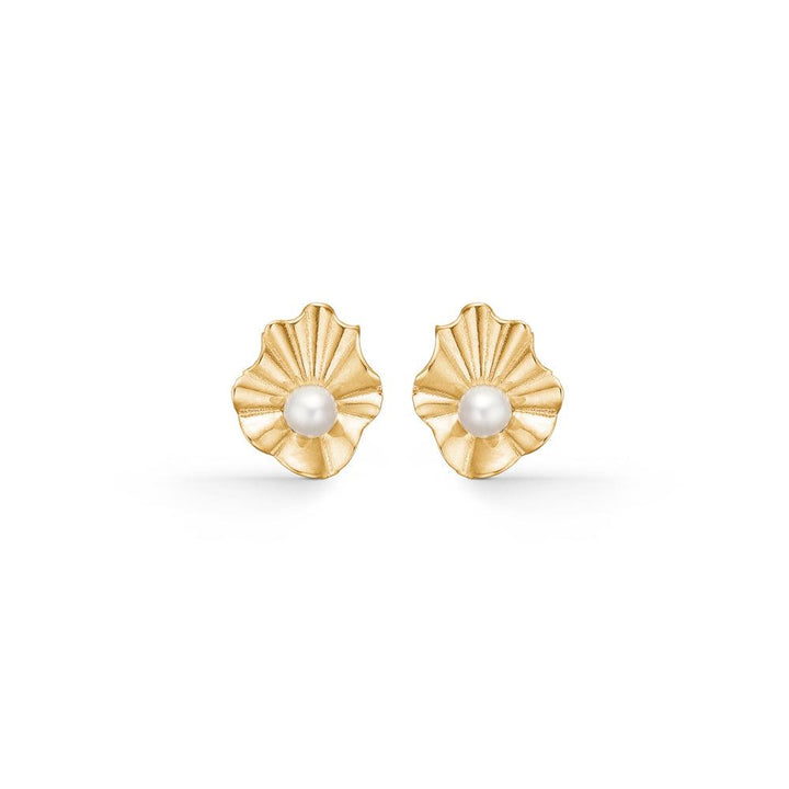 Mads Z Amelie 8kt gold earrings with pearl, elegant leaf-shaped earrings with a pearl in the middle. Model 3313119-1