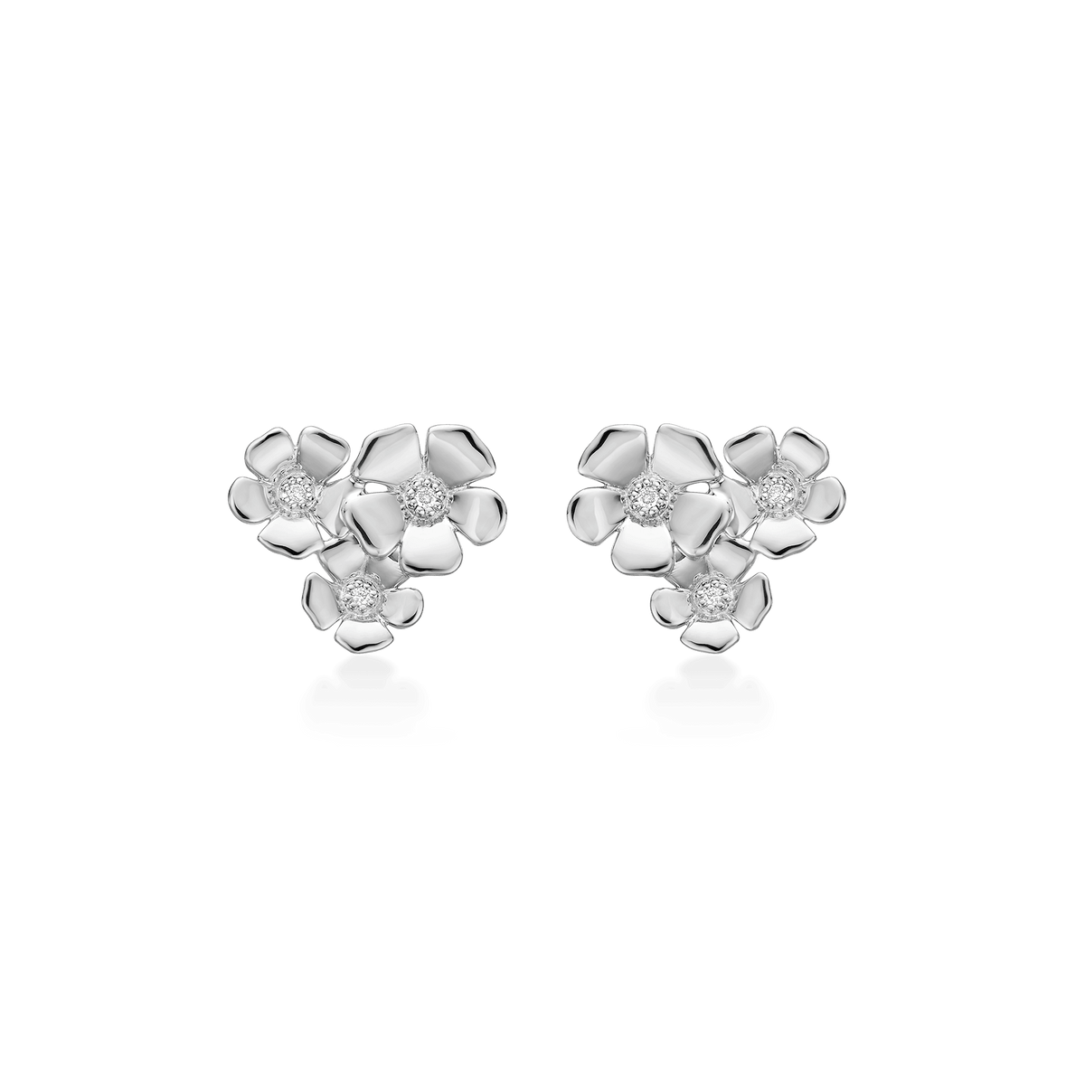 Mads Z Fleur silver stud earrings with 3 flowers show elegant silver flowers on a simple background. Model 2116109.