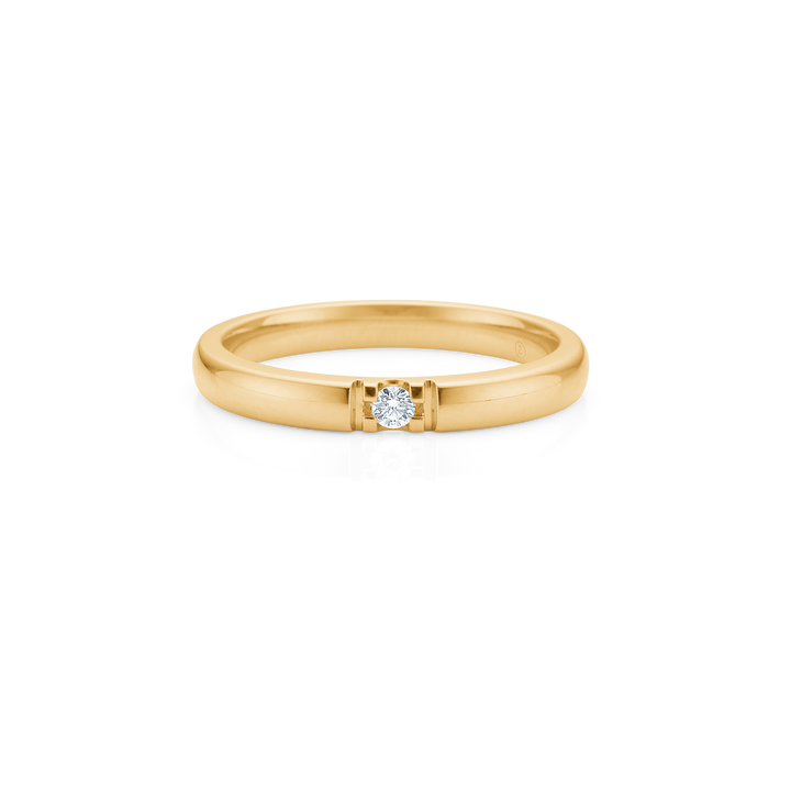 Mads Z Ophelia 14kt gold ring with 1 diamond can be seen in close-up with a clear brilliant on a shiny gold setting. Model 1541581-001