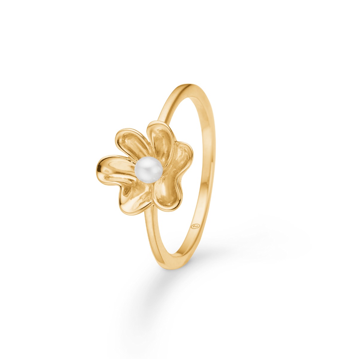 Mads Z Pearlily 14kt gold ring with pearl shows an elegant gold ring with floral design and central white pearl. Model 1543039-001-1