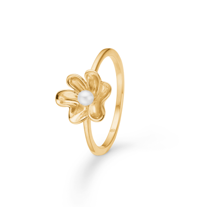 Mads Z Pearlily 14kt gold ring with pearl shows an elegant gold ring with floral design and central white pearl. Model 1543039-001-1