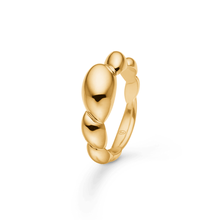 Mads Z Rugby 14kt gold ring with shiny, organically shaped surface in yellow gold. Model 1540069-001