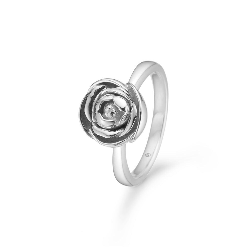 Mads Z silver Rosalie Ring M medium rose shows an elegant silver ring with a detailed floral design. Model 2140157-001
