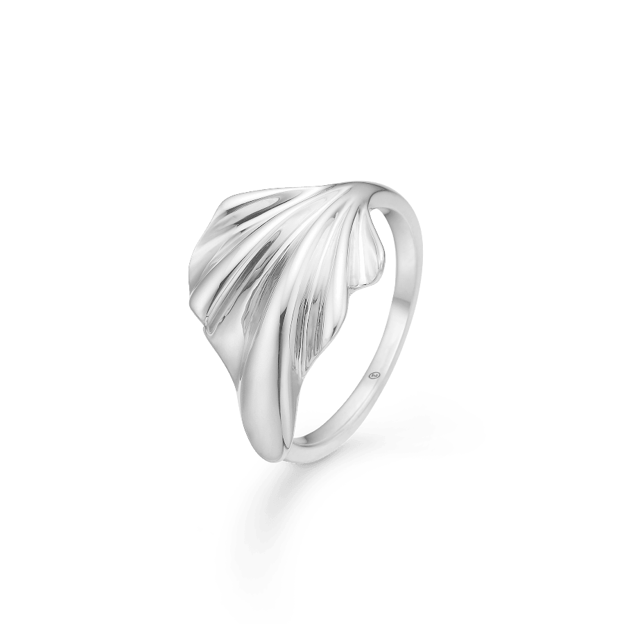 Mads Z Silver Velvet Ring shows an elegant silver ring with an organic, wavy leaf shape. Model 2140188-001