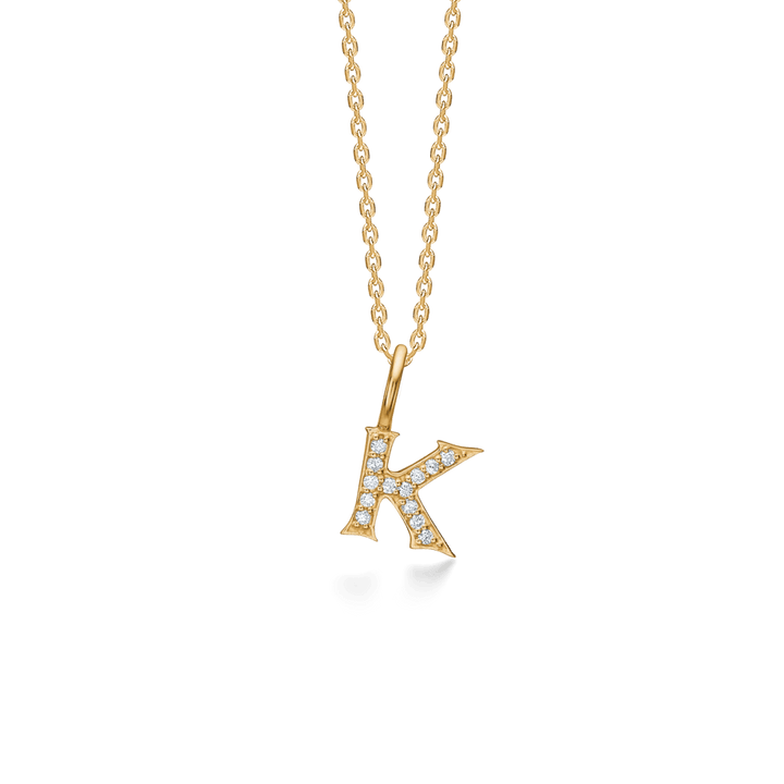 Mads Z Tender Love Bogstavs 14kt guld vedhæng med diamanter viser et K-formet vedhæng i guld med klare diamanter. Model 1531100-011-12
